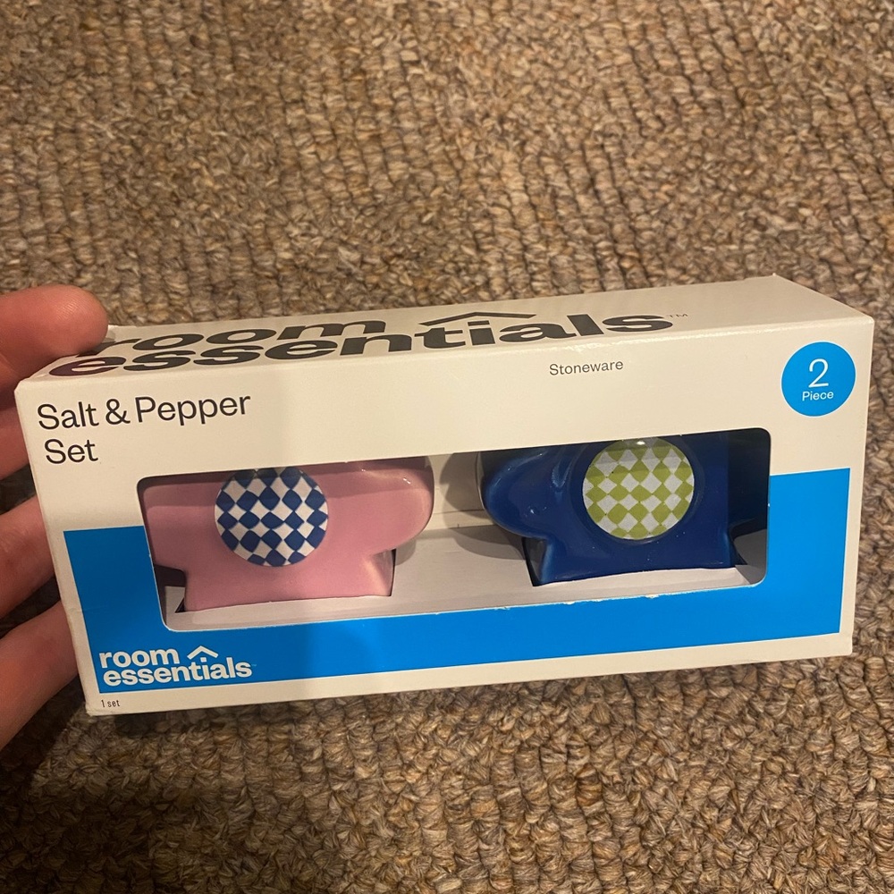 Room Essentials Pink and Blue Salt & Pepper Shakers